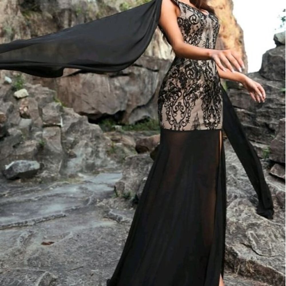 PREMIUM BRAND AND QUALITY SPECIAL EVENT MAXI DRESS - Picture 3 of 9